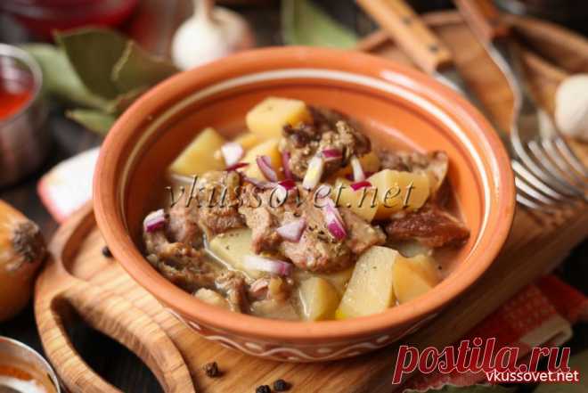 Баранина с картошкой, запеченная в духовке в глиняных горшочках Запекание в горшочке – один из самых простых способов приготовить вкусную баранину с картошкой в духовке. Благодаря длительному томлению в глиняной посуде мясо получается очень мягким, буквально распадается на волокна. Кусочки картофеля пропитываются мясными соками и ароматами восточных специй