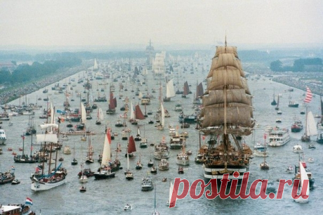 Парад судов в Амстердаме Раз в 5 лет в Амстердаме проходит парад кораблей SAIL Amsterdam. В августе тысячи судов, от небольших парусников до многомачтовых кораблей, собираются в бухте Эй на севере города, а затем огромным морским парадом проходят вдоль столицы Нидерландов. В 2000 году в мероприятии участвовало 8...
