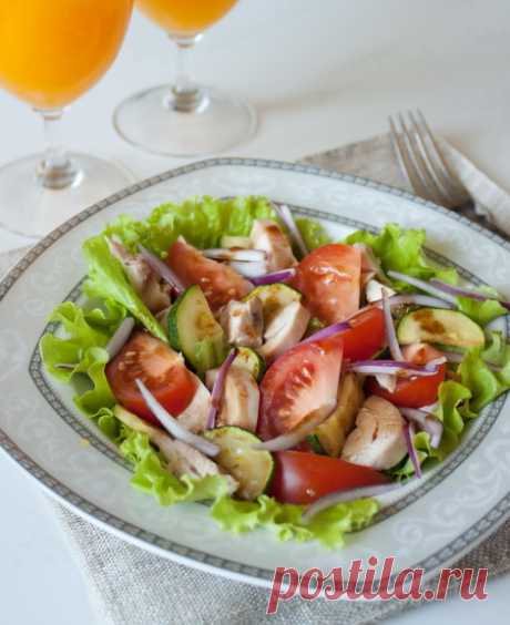 Салат из курицы с цуккини и помидорами на Вкусном Блоге Я, конечно, понимаю, что я тут очень “вовремя” со своими кабачками зима и все такое. Но цуккини можно купить даже сейчас – достаточно заглянуть в более-менее крупный супермаркет. Так что пусть этот рецепт будет сейчас 🙂 Салат этот одновременно и легкий, и хорошо насыщающий. Если вы планируете легкий званый ужин…