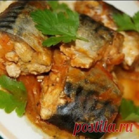 Легкое и вкусное решение к ужину: скумбрия тушеная с морковью и луком