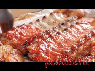 Свиные ребрышки в духовке с картофелем Ингредиенты:2 свиных ребрышкаВустерширский соусСоль, перецСухой чеснокКартофель (около 1 кг)2 ст. л. дижонской горчицы2 ст. л. соевого соуса3 ст. л. оливкового масла1 ч. л. паприки1 ч. л. прованских трав1 ст. л. коричневого сахараСоус:3 ст. л. кетчупа2 ст. л. острого соуса чили2 ст. л....