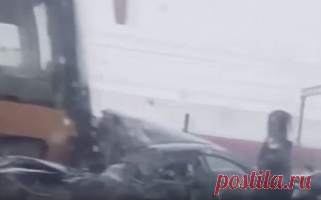 Движение по трассе «Дон» в сторону Москвы перекрыли из-за ДТП. На трассе М-4 «Дон» произошло несколько аварий. В связи с этим полностью перекрыто движение в сторону Москвы на 150-м км в Тульской области и на участке с 33-го по 36-й км в Домодедово. Гидрометцентр предупреждал о гололедице