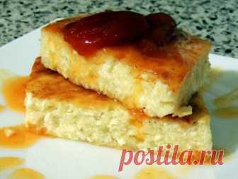 Запеканка на кефире с творогом в мультиварке! Мультиварка и простые рецепты для мультиварки
Состав:
Основные:		
	кефир любого процента жирности – 0,5 л.;
	крупа манная – 150 г.;
	творог любой жирности – 0,5 кг.;
	яйца куриные, средние – 5 шт.;
	ванилин – по вкусу;
	масло сливочное – для смазывания чаши;
	белый сахар (обычный) – 100 г.;
	варенье любое – для подачи.
Приготовление:
	Отмерьте манную крупу, залейте теплым кефиром. Оставьте крупу набухать на протяжении получаса. Творог для запеканки