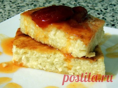 Запеканка на кефире с творогом в мультиварке! Мультиварка и простые рецепты для мультиварки
Состав:
Основные:		
	кефир любого процента жирности – 0,5 л.;
	крупа манная – 150 г.;
	творог любой жирности – 0,5 кг.;
	яйца куриные, средние – 5 шт.;
	ванилин – по вкусу;
	масло сливочное – для смазывания чаши;
	белый сахар (обычный) – 100 г.;
	варенье любое – для подачи.
Приготовление:
	Отмерьте манную крупу, залейте теплым кефиром. Оставьте крупу набухать на протяжении получаса. Творог для запеканки