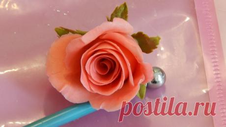 Быстрая роза из холодного фарфора МК. Раскрытая роза, ускоренный метод лепки бутона Это мастер класс по лепке бутона или середины розы очень быстрым способом при помощи специальной вырубки. И заодно, как обещала, меня просили подписчики, пок...
