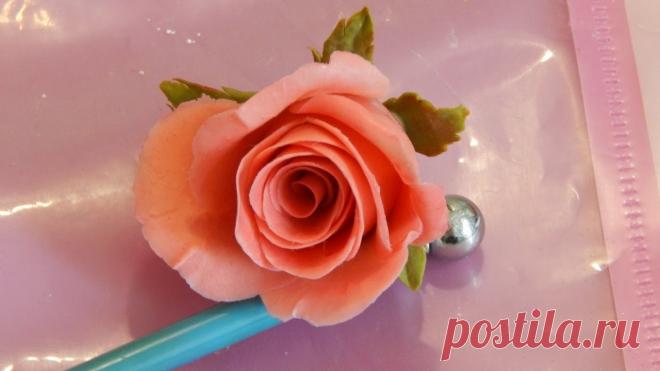 Быстрая роза из холодного фарфора МК. Раскрытая роза, ускоренный метод лепки бутона Это мастер класс по лепке бутона или середины розы очень быстрым способом при помощи специальной вырубки. И заодно, как обещала, меня просили подписчики, пок...