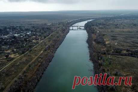 В Крыму предъявили иск по водной блокаде полуострова. Глава комитета по законодательству парламента Крыма Сергей Трофимов заявил, что иск по водной блокаде полуострова предъявлен трем украинским ответчикам. По словам Трофимова, они будут обязаны прибыть и высказать свою точку зрения, однако их неявка не скажется на возможности проведения суда.