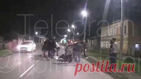 В Свердловской области водитель снял на видео массовую драку. В Свердловской области на дороге произошла массовая драка. Видеозапись, сделанную с видеорегистратора проезжающей машины, опубликовал Telegram-канал &quot;Инцидент Ирбит&quot;. Инцидент произошел 29 сентября в городе Ирбит на улице ...