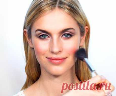 ФИНАЛЬНЫЕ ШТРИХИ


Румянами персиковой гаммы добавь немного цвета на яблочки щек. В завершение нанеси на губы помаду нюдового оттенка.

Осталось немного растрепать волосы, надеть развевающееся платье-балахон и ты готова к вечеринке!