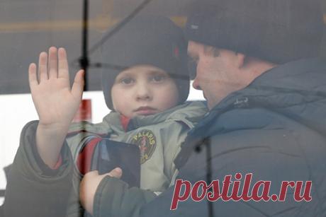 Жителей Сум начали эвакуировать в Полтаву. В городе Сумы началась эвакуация жителей в Полтаву. Первые автобусы с украинскими гражданами готовятся покинуть населенный пункт. На записи видна колонна из автобусов и легковых автомобилей с наклейками, на которых изображен красный крест. Ранее во вторник Министерство обороны России подтвердило открытие гумкоридоров.