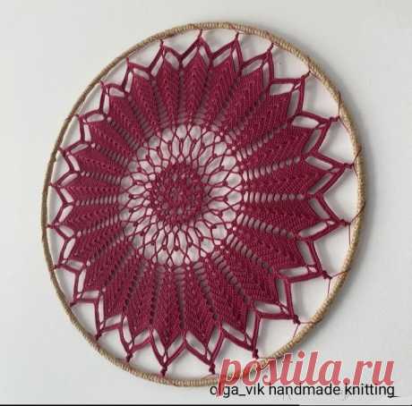 Ловцы снов крючком | Вязание крючком. Ваши работы Здравствуйте! Решила поделиться своими работами. Последнее время особой популярностью пользуются ловцы снов. Это, конечно, не индейские ловцы в полном смысле. Это больше для украшения интерьера.Схемы из интернета в свободном доступе.&nbsp; А это утилизация остатков пряжи