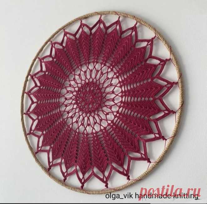 Ловцы снов крючком | Вязание крючком. Ваши работы Здравствуйте! Решила поделиться своими работами. Последнее время особой популярностью пользуются ловцы снов. Это, конечно, не индейские ловцы в полном смысле. Это больше для украшения интерьера.Схемы из интернета в свободном доступе.  А это утилизация остатков пряжи