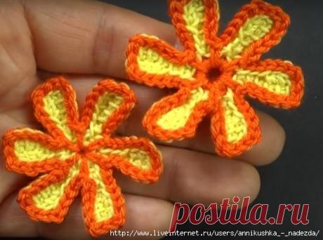 Тунисский цветочек с контрастной отделкой