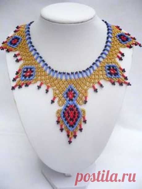 Collar de abalorios de hermoso estilo egipcio. Sentirte a Cleopatra en esta joyería especial. Material: granos de semilla Checo de gran calidad. Longitud del collar con cierre total: 42 cm (16,54 en), ancho en el punto más ancho delantero: 9 cm (3,54 pulg) Si usted tiene cualquier