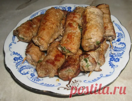 Крученики с грибами - вкусное мясное блюдо с аппетитной начинкой
Ингредиенты:
*  6 шт. свиных отбивных или стейки без кости по 100 гр. каждый
*  сушеные грибы - горсть или больше
*  сыр твердый
* зелень по желанию
*  растительное масло
*  соль
*  перец
*  кипяток
*  2 ч. л. крахмала
*  150 мл сметаны
Как готовить:
1. Вначале нужно сварить грибы. Заливаем грибы кипятком и отвариваем в течение часа.

2. Сливаем с готовых грибов воду (не выливаем), нарезаем небольшими кусочка...