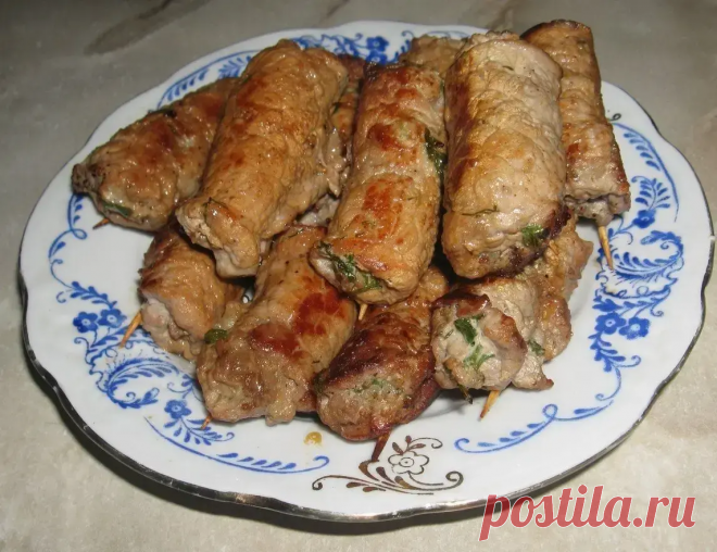 Крученики с грибами - вкусное мясное блюдо с аппетитной начинкой
Ингредиенты:
*  6 шт. свиных отбивных или стейки без кости по 100 гр. каждый
*  сушеные грибы - горсть или больше
*  сыр твердый
* зелень по желанию
*  растительное масло
*  соль
*  перец
*  кипяток
*  2 ч. л. крахмала
*  150 мл сметаны
Как готовить:
1. Вначале нужно сварить грибы. Заливаем грибы кипятком и отвариваем в течение часа.

2. Сливаем с готовых грибов воду (не выливаем), нарезаем небольшими кусочка...