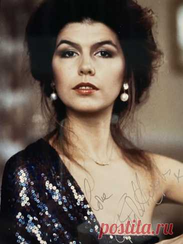 Финола Хьюз, 29 октября, 1960