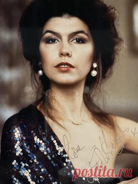 Финола Хьюз, 29 октября, 1960