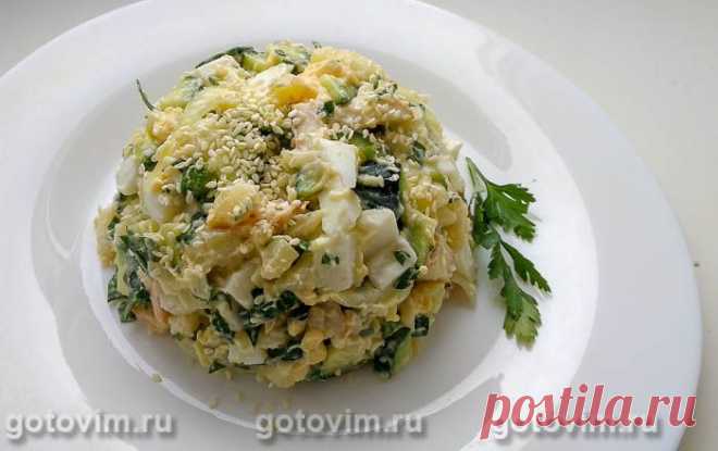 Салат «Гурман» с копченым кальмаром. Рецепт с фото Для разнообразия можно приготовить вот этот простой салат из копченого кальмара со свежим огурцом, картофелем и яйцом. В сети ему дали звучное название - «Гурман». По вкусу салат чем-то напоминает оливье или столичных, хотя вместо мяса в нем используется морепродукт, основная польза кальмаров - это высокое содержание белка. Для заправки салата подойдет майонез или любое блюдо на его основе.
