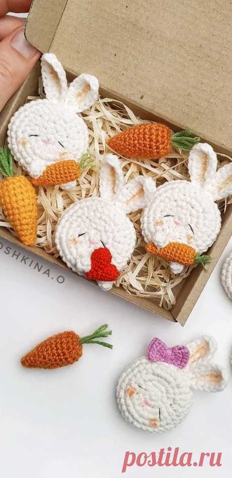 PDF Брошь Зайка крючком. FREE crochet pattern; Аmigurumi animal patterns. Амигуруми схемы и описания на русском. Вязаные игрушки и поделки своими руками #amimore - маленькая брошка в виде зайки, заяц, аксессуар зайчик, кролик, зайчонок, крольчонок.