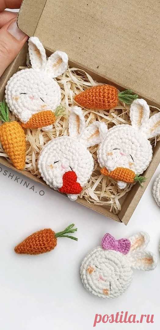 PDF Брошь Зайка крючком. FREE crochet pattern; Аmigurumi animal patterns. Амигуруми схемы и описания на русском. Вязаные игрушки и поделки своими руками #amimore - маленькая брошка в виде зайки, заяц, аксессуар зайчик, кролик, зайчонок, крольчонок.
