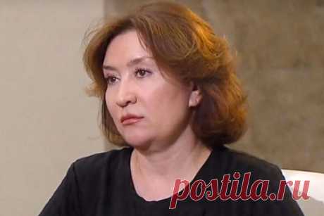 Против «золотой судьи» Хахалевой разрешили возбудить дело. Высшая квалификационная коллегия судей (ВККС) на заседании разрешила возбудить дело против «золотой судьи» Елены Хахалевой. Следователи захотели обвинить экс-судью по части 4 статьи 159 («Мошенничество») и части 2 статьи 292 («Служебный подлог») УК РФ. Она не была на рабочем месте, записывая в табель ложные данные.