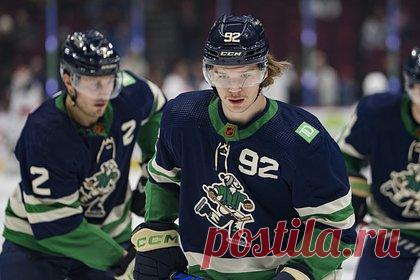 Российский хоккеист устроил драку в матче НХЛ. Российский игрок «Ванкувер Кэнакс» Василий Подколзин устроил драку в матче Национальной хоккейной лиги (НХЛ) против «Бостон Брюинс». На 15-й минуте встречи с «Бостоном» (2:5) он попал под силовой прием нападающего «Бостона» Энтони-Джона Грира, после чего хоккеисты сбросили краги и вступили в кулачный бой.