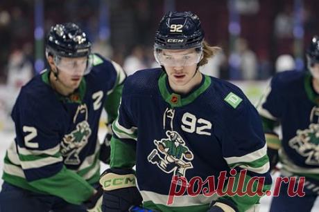 Российский хоккеист устроил драку в матче НХЛ. Российский игрок «Ванкувер Кэнакс» Василий Подколзин устроил драку в матче Национальной хоккейной лиги (НХЛ) против «Бостон Брюинс». На 15-й минуте встречи с «Бостоном» (2:5) он попал под силовой прием нападающего «Бостона» Энтони-Джона Грира, после чего хоккеисты сбросили краги и вступили в кулачный бой.