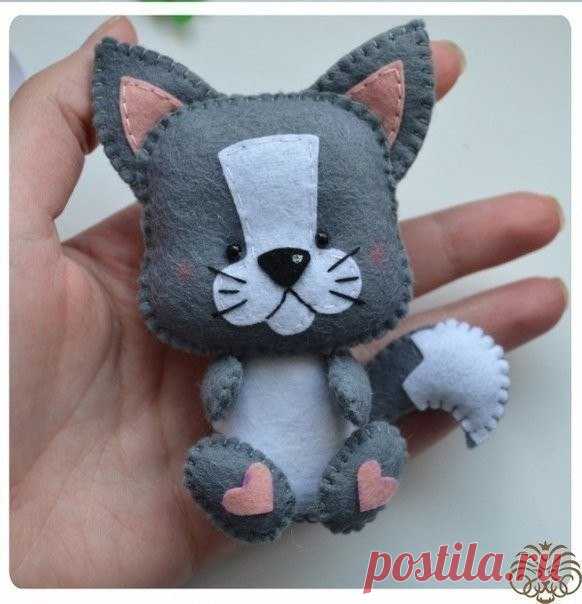 Забавные игрушки из фетра по одной выкройке