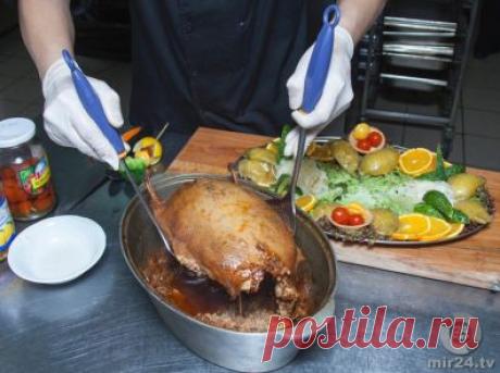 Русская кухня: рецепт утки, чиненой гречкой и грудинкой - МИР24