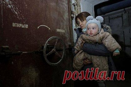 На всей территории Украины объявили воздушную тревогу. Воздушную тревогу объявили по всей территории Украины. Об этом свидетельствуют данные онлайн-карты Министерства цифровой трансформации республики. Сирены тревоги также прозвучали на подконтрольных Киеву территориях Запорожской и Херсонской областей, а также Донецкой и Луганской народных республик.