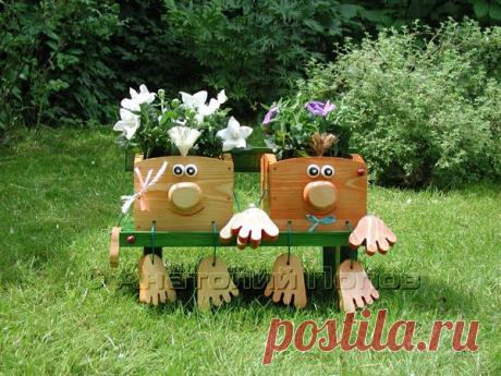 Весёлые клумбы, но на скамейках лучше смотрятся живые друзья, а не деревянные истуканы.