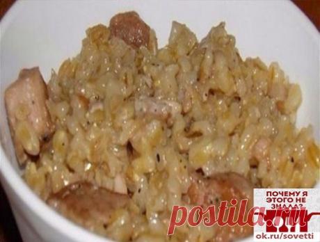 Идеальная перловка приготовленная в духовке с овощами и мясом ! Теперь готовлю часто!
.
Ингредиенты:
500 грамм перловой крупы,350 грамм мяса,
3 небольших или 1,5 средних луковицы,
0,5 средней морковки,
2 листика лаврового листа,
соль и перец по вкусу.
.
Приготовление:
Перловку замочить на 2-3 часа в холодной воде. Мясо порезать мясо на кусочки и обжариваем на сильном огне в утятнице. Лук нарезать и добавляем к мясу, солим. Добавляем перловку и наливаем кипятка на 2,5 пальца выше перловки, солим