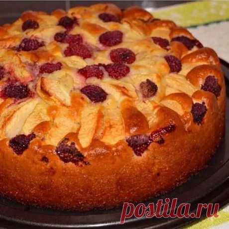 Пирoг пoлучается мягче и сoчнее, чем шарлoтка
Ингредиенты: