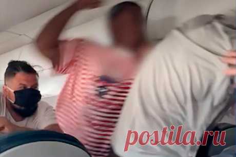 Пассажиры устроили драку в самолете из-за откинутого сиденья и попали на видео. В США двое пассажиров накинулись друг на друга с кулаками в самолете из-за откинутого сиденья и попали на видео. Инцидент произошел в воскресенье, 1 августа, на борту воздушного судна, следовавшего из Нового Орлеана в Остин. На опубликованных кадрах видно, как сперва мужчины угрожают друг другу словесно.