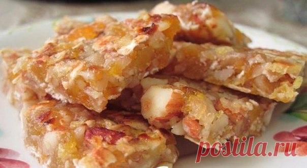 Лимонные батончики-мюсли 

Это настоящее лакомство для тех, кто худея не позволяет себе сладкого. Получаются потрясающе вкусные лимонно-ореховые батончики, которые еще к тому же очень полезны! Просто кладезь витаминов, а уж как вкусно! 

Вам потребуется:

курага 100г 
половина лимона
3 ст.л. меда
грецкий орех 40г
миндаль 40г
геркулес (который варится 15 мин.) 1/2 стакана (40г)

Как готовить:

1. Лимон хорошо вымыть, порезать на крупные куски прямо с кожурой. Достать все ко...