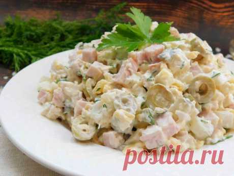 Салат Барышня Салат Барышня сытный и вкусный. В качестве мясной составляющей используется отварное куриное филе и ветчина. А благодаря присутствию маринованного огурца и оливок вкус становится разнообразным и интересным, чувствуется каждый его компонент. Такой салат подойдет и для праздника, и в повседневном меню, ведь готовится быстро из простых продуктов.
