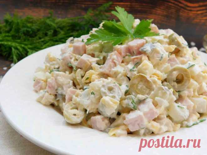 Салат Барышня Салат Барышня сытный и вкусный. В качестве мясной составляющей используется отварное куриное филе и ветчина. А благодаря присутствию маринованного огурца и оливок вкус становится разнообразным и интересным, чувствуется каждый его компонент. Такой салат подойдет и для праздника, и в повседневном меню, ведь готовится быстро из простых продуктов.