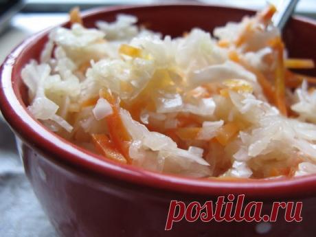 Вкусная капустка за сутки. 

Во всех видах капусты есть витамин С, растительный белок, клетчатка, калий, кальций, фосфор и разнообразные биологически активные вещества. Содержащийся в капусте уникальный витаминно-минеральный состав помогает худеть. В капусте обнаружена тартроновая кислота, тормозящая отложение жиров. 

Понадобится : 
3 кг капусты, 1-2 штуки моркови, 1 головка чеснока (натереть или выдавить), горький красный перец по вкусу. 

* Все порезать соломкой, переме...