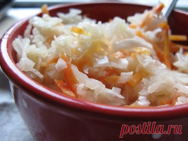 Вкусная капустка за сутки. 

Во всех видах капусты есть витамин С, растительный белок, клетчатка, калий, кальций, фосфор и разнообразные биологически активные вещества. Содержащийся в капусте уникальный витаминно-минеральный состав помогает худеть. В капусте обнаружена тартроновая кислота, тормозящая отложение жиров. 

Понадобится : 
3 кг капусты, 1-2 штуки моркови, 1 головка чеснока (натереть или выдавить), горький красный перец по вкусу. 

* Все порезать соломкой, переме...