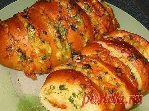 Хрустящий хлебушек пропитанный маслом, сыром и чесночком.