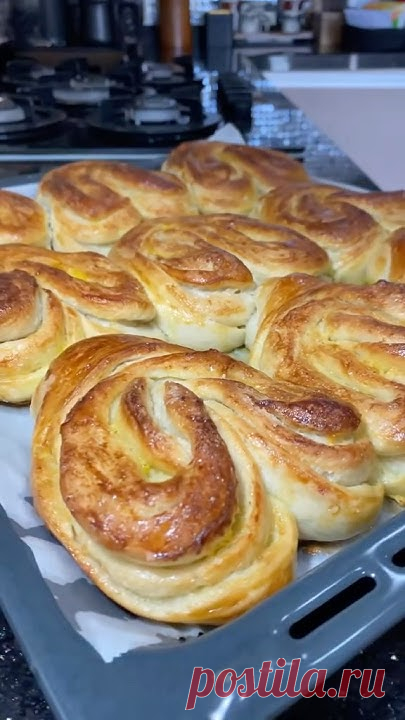 📌 Рецепт за 200 секунд💬 А ты помнишь вкус таких плюшек?❤️ Лайк, комментарий и подписка — готовим вкус детства вместе!Пушистые, сладкие, тёплые – эти плюшки...