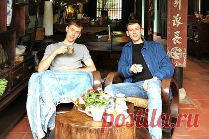 Перебравшиеся в Сеул россияне рассказали об отношении корейцев к России. Россияне, перебравшиеся в Сеул, рассказали об отношении корейцев к России. Братья-близнецы Олег и Евгений Смагины уехали в Южную Корею около шести лет назад. Им удалось перевестись из московской Высшей школы экономики в престижный университет в Сеуле. После окончания бакалавриата и магистратуры они остались в Корее.