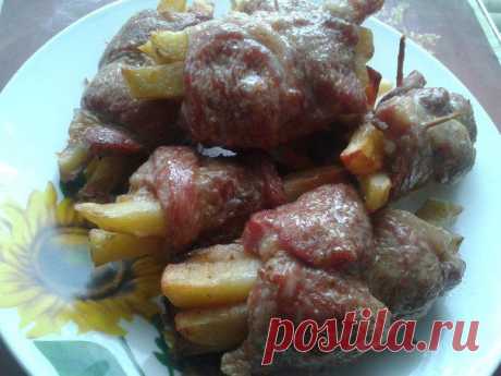 Вкуснейшая закуска по-донбасски - просто и вкусно!!! | в архив
Сегодня приготовила эту вкуснейшую закусочку, которая украсит любой стол.

Ингредиенты :

Свинина - 1 кг (у меня был ошеек);

Картофель - 3 шт.больших;

Майонез домашний - 1 стакан;

Соль, травы, перец чёрный молотый по вкусу;

Масло растит. для обжарки картофеля.