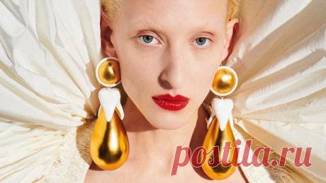 Свадебные прически: тренды 2021 Естественные локоны, ободки с цветами и жемчугом и собранные волосы