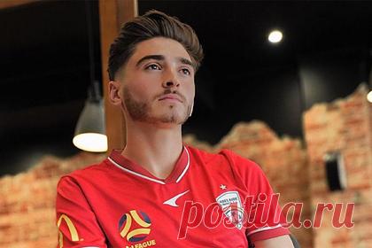 Футболист совершил каминг-аут и вошел в историю. Полузащитник австралийского клуба «Аделаида Юнайтед» Джошуа Кавалло сообщил о своей нетрадиционной сексуальной ориентации. Футболист заявил, что счастлив совершить каминг-аут, так как это поможет другим игрокам не бояться своей сексуальности. «Я хочу, чтобы игроки почувствовали, что они не одиноки», — подчеркнул он.