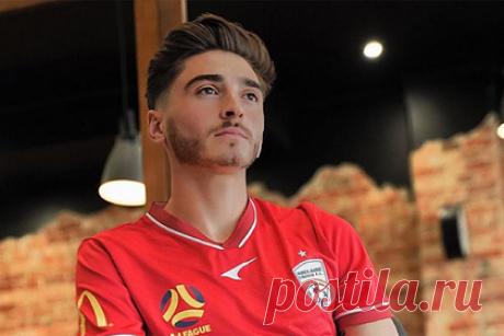 Футболист совершил каминг-аут и вошел в историю. Полузащитник австралийского клуба «Аделаида Юнайтед» Джошуа Кавалло сообщил о своей нетрадиционной сексуальной ориентации. Футболист заявил, что счастлив совершить каминг-аут, так как это поможет другим игрокам не бояться своей сексуальности. «Я хочу, чтобы игроки почувствовали, что они не одиноки», — подчеркнул он.