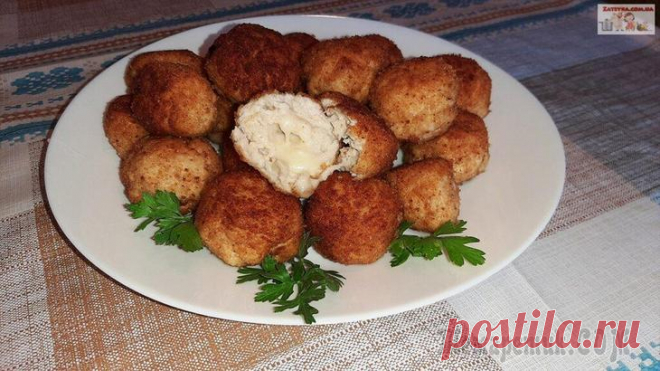 Куриные шарики с сыром Моцарелла Вкусные и очень нежные куриные шарики с Моцареллой – отличная закуска для любого стола! Вкусны как в горячем, так и в холодном виде, всегда нравятся гостям.Ингредиенты:куриное филе – 500 г.;лук репчат...