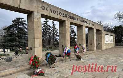 Дипломаты и военнослужащие России возложили венки к монументам русским воинам в Белграде. В торжественной церемонии приняли участие советник-посланник посольства России в Сербии Андрей Темяшов, атташе по вопросам обороны генерал-майор Андрей Киндяков, сотрудники дипломатического корпуса, военного атташата, общественных организаций, российских компаний и СМИ