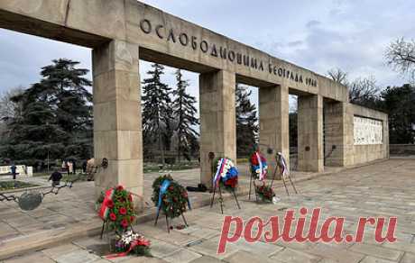 Дипломаты и военнослужащие России возложили венки к монументам русским воинам в Белграде. В торжественной церемонии приняли участие советник-посланник посольства России в Сербии Андрей Темяшов, атташе по вопросам обороны генерал-майор Андрей Киндяков, сотрудники дипломатического корпуса, военного атташата, общественных организаций, российских компаний и СМИ